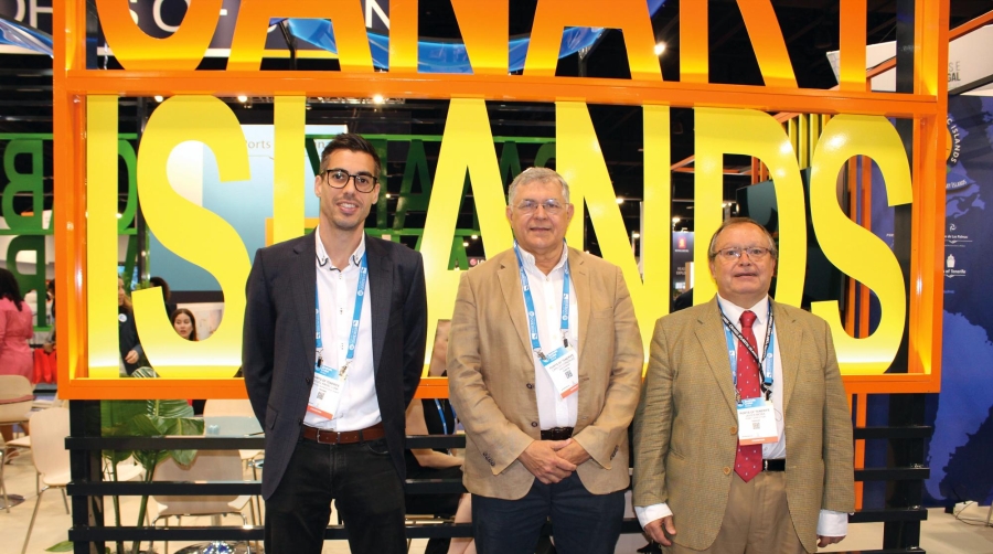 Miguel Ángel Luna, responsable Comercial y de Marketing; Carlos González, presidente; y Javier Mora, director, de Puertos de Tenerife. Foto B.C.