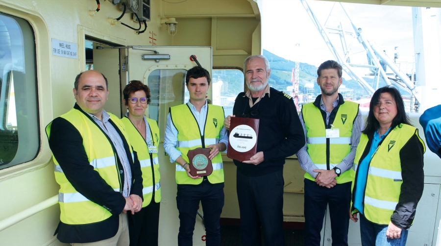 Desde la izquierda: capitán Gonzalo Fuensalida, director de Operaciones y Terminales de Volans; Amaia Sarasola, jefa de Desarrollo Comercial de la Autoridad Portuaria de Bilbao; Jon Irasuegui, jefe de Operaciones de Volans en Bilbao; Gabriel Poiana, capitán del “Cóndor Valparaíso”, Tomás Montalbetti, director de Agencias de Volans; y Ana Cagigal, directora comercial de Volans en Bilbao. Foto J.P.