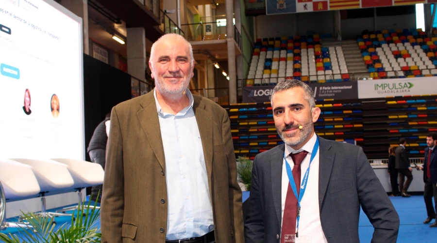 Desde la izquierda: Antonio Aguilar, subdirector de Promoción del Transporte de Mercancías de Adif, y Pau Morales, Commercial Coordinator del Port de Tarragona, esta mañana tras su ponencia. Foto B.C.