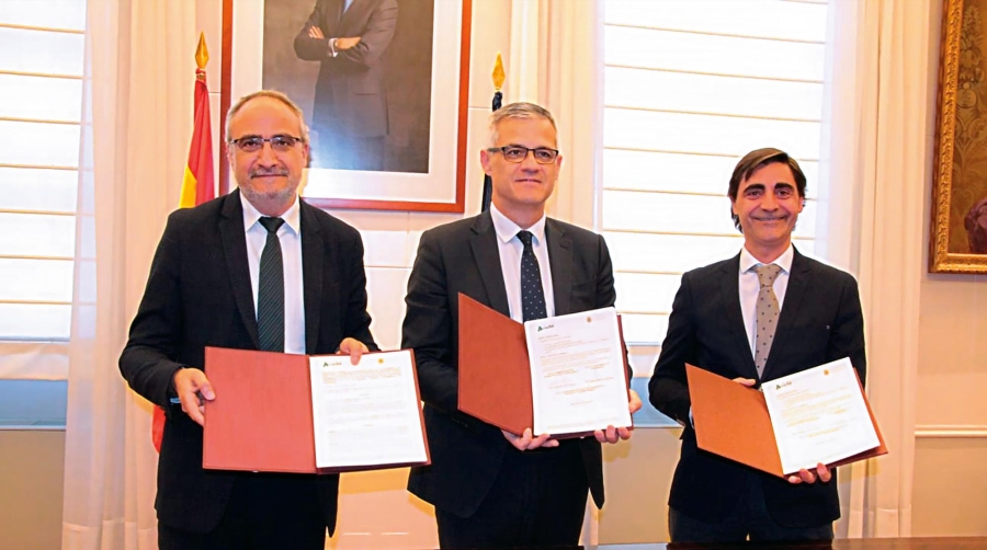 Izq. a dcha.: Olegario Ramón, alcalde de Ponferrada; David Lucas, secretario de Estado de Transportes, Movilidad y Agenda Urbana; Jesús María Campo, director general de Negocio y Operaciones Comerciales de ADIF