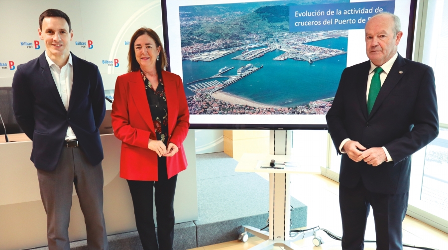 Ricardo Barkala, presidente de la Autoridad Portuaria de Bilbao (derecha), con el director de Operaciones, Comercial y Logística, Andima Ormaetxea, y la responsable de Cruceros, Gloria Frau. Foto J.P.
