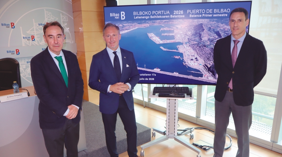 Iván Jiménez, presidente de la Autoridad Portuaria de Bilbao (centro), con Antonio Aiz, director (izquierda), y Andima Ormaetxe, director de Operaciones, Comercial y Logística. Foto J.P.