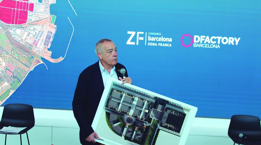 Pere Navarro, delegado especial del Estado en el CZFB, presentando la fase 2 de ejecución de la ampliación de DFactory en la jornada de ZF Ecosistema Innovador. Foto C.C.
