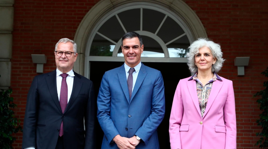 El CEO de de A.P. Moller-Maersk, Soren Skou, con el presidente del Gobierno, Pedro Sánchez, y Amparo Moraleda, miembro del Consejo de Dirección de A.P. Moller-Maersk, este jueves en el Palacio de La Moncloa.
