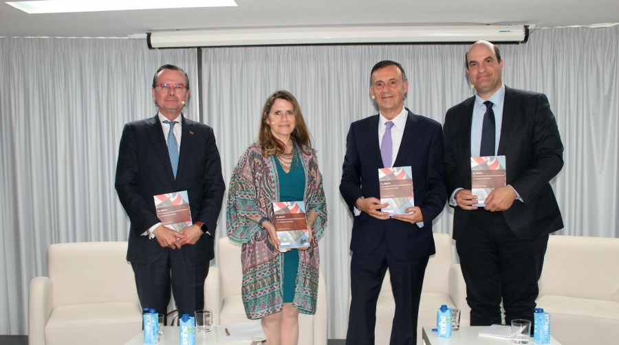 De izquierda a derecha, Alejandro Arola, presidente de la Fundación Aduanera; Pilar Jurado, directora del Departamento de Aduanas e Impuestos Especiales; José Antonio Muñoz Royán, inspector de Hacienda del Estado; y Miguel Jiménez, director de Diario del Puerto. Foto B.C.