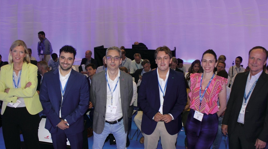 Desde la izquierda: Chantal Gouka, Managing Director de Routescanner; Rene Alvarenga, director de Product Management, Execution &amp; Visibility de Navis; Carles Rua, Head of Innovation del Port de Barcelona; Óscar Pernia, fundador y director técnico de NextPort.AI; Laura Bercan, Digital Portfolio Owner Data Products–Product Management de APM Terminals; y Mark Wootton, Senior Smart and Green Port consultant de Haskoning DHVNederland B.V.. Foto J.P.