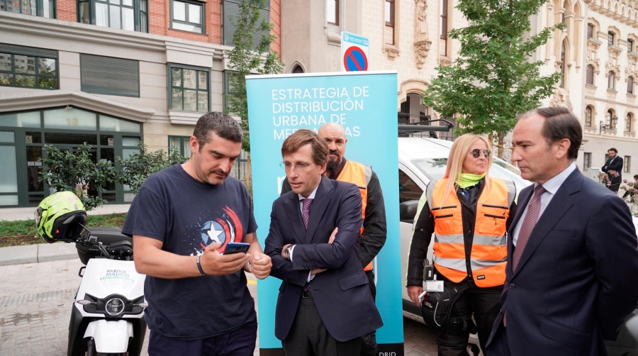 Acompañado por el delegado de Medio Ambiente y Movilidad, Borja Carabante, y por la concejala del distrito de Moncloa-Aravaca, Loreto Sordo, el alcalde de Madrid, José Luis Martínez-Almeida, ha comprobado con un transportista cómo funciona la nueva aplicación móvil Madrid DUM 360.