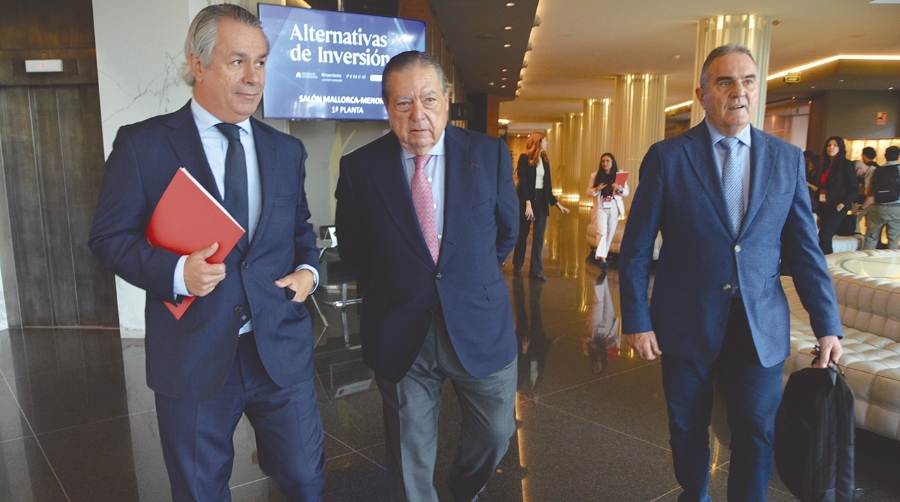 Diego Lorente, secretario general y director de AVE; Vicente Boluda, presidente de AVE y el vicepresidente de la Generalitat Valenciana para la Reconstrucción, el general Francisco José Gan Pampols. Foto J.C.P.
