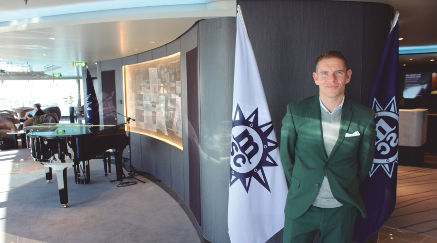 Fernando Pacheco, director general de MSC Cruceros en España, en el Yacht Club del MSC Magnifica, uno de los espacios renovados del crucero. Foto M.V.