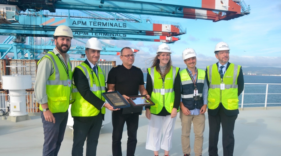 Entrega de sendas metopas al capitán del buque, en presencia del presidente de la APBA, Gerardo Landaluce.