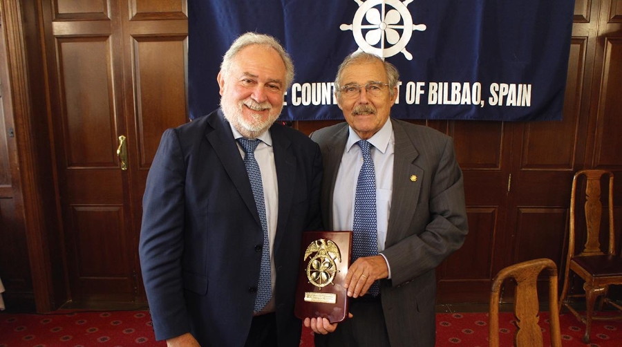 Jose Ignacio Zudaire, presidente de la Cámara de Comercio de Bilbao, del Corredor Vasco del Hidrógeno, y consejero y director de Personas, Organización, Económico Financiero y Relaciones Institucionales de Petronor (izquierda), con José Luis Grijalvo, presidente del Propeller Club del País Vasco-Port of Bilbao. Foto J.P.