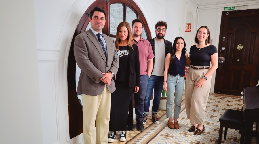 Alexandre Baltazar (primero por la izquierda), junto a parte del equipo de Axxès en Valencia. Foto R. T.
