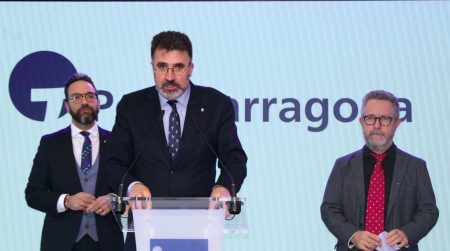 Lluís Salvadó, presidente de la AP de Barcelona, durante las declaraciones posteriores a la reunión en presencia de Saül Garreta, presidente de la AP de Tarragona, y Juli Fernàndez, conseller de Territori de la Generalitat de Catalunya. Foto: J.P.