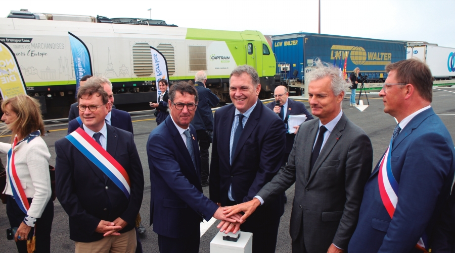 El ministro francés de Transportes, Philippe Tabarot (centro), el presidente de Brittany Ferries, Jean-Marc Roué (izq.) y Jean Baptiste Gastinne, vicepresidente de la Región de Normadía (derecha), accionan el botón de puesta en marcha de la autopista ferroviaria Cherburgo-Mouguerre en la nueva terminal. Foto J.P.