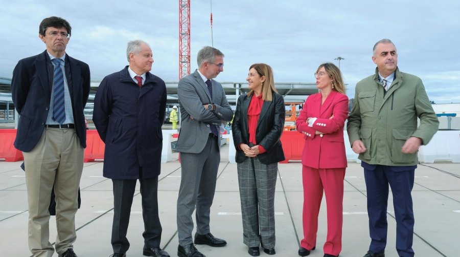 Arriba, María José Sáenz de Buruaga, presidenta de Cantabria, acompañada por los consejeros de Industria, Eduardo Arasti, y de Fomento, Roberto Media; de la delegada del Gobierno, Eugenia Gómez de Diego; del presidente de la Autoridad Portuaria de Santander, César Díaz, y del director de Planificación y Desarrollo de Puertos del Estado, Manuel Arana.