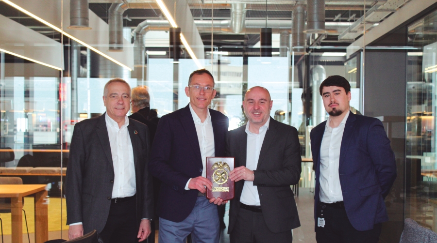De izquierda a derecha, Pere Navarro, delegado del CZFB; Santiago Gómez, CEO de Solport; Carlos Prieto Gómez, delegado del Gobierno en Catalunya; y Rubèn Perales Gómez, IT Team en Solport Sistemas. Foto Mavi Guirao.