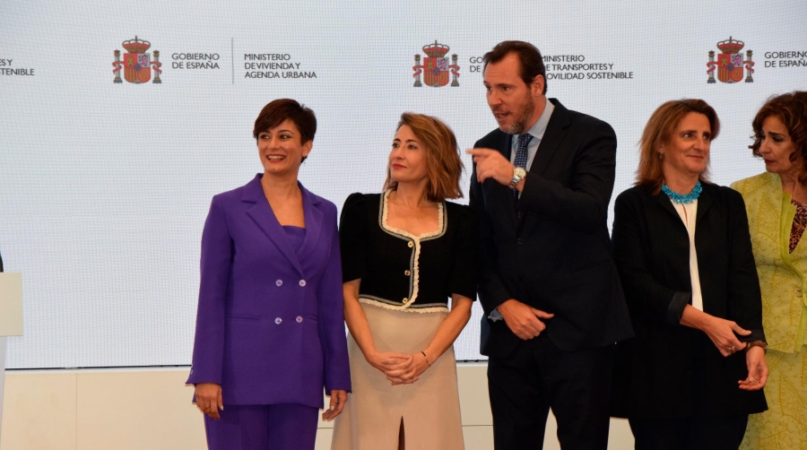 Óscar Puente, nuevo ministro de Transportes y Movilidad Sostenible, junto a la exministra Raquel Sánchez, y a la nueva ministra de Vivienda y Agenda Urbana, Isabel Rodríguez. Foto B.C.