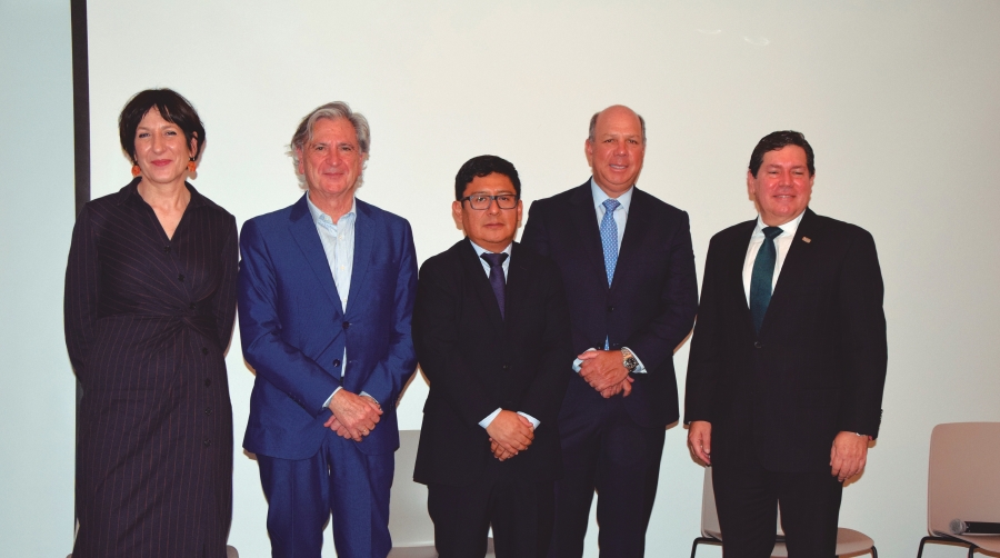 Sonia Martín, jefa de la terminal; Jesús Cuéllar, presidente de Foro MADCargo; Álvaro Salazar, director de proyecto en España; Carlos Vargas, CEO de Andino Global; y Galo Molina, presidente de Alacat. Foto M.c.