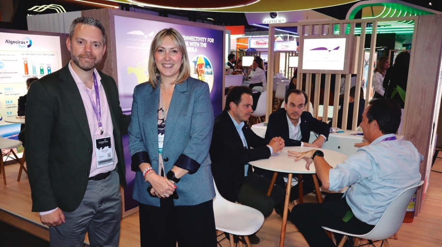 Cristina Rodríguez, responsable de Contenedores de la Autoridad Portuaria de Valencia, con Damian Kutnowski, CCO de Martico Reefer Solutions, en el espacio de la APV en el Pabellón de España de Intermodal South America. Foto J.P.