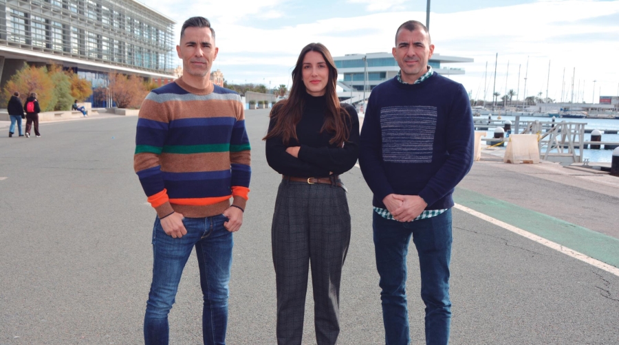 Iván Lozano, CEO; Patricia Sousa, Sales Manager y Alfonso Egea, CTO de VinfoPOL, en el Puerto de Valencia. Foto J.C.P.