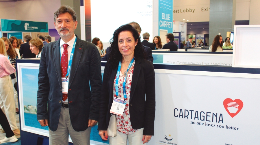 Fernando Muñoz, jefe del Área de Explotación; y Hortensia Sánchez, de la División de Desarrollo de Negocio de la Autoridad Portuaria de Cartagena. Foto M.V.