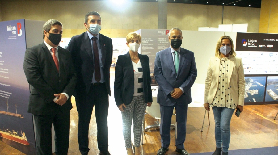 La última edición de World Maritime Week se celebró del 3 al 5 de octubre de 2021. En la imagen, el stand del Puerto de Bilbao/UniportBilbao. Izq. a dcha.: Xabier Basáñez, director general del BEC; Carlos Alzaga, director de la Autoridad Portuaria de Bilbao; Arantxa Tapia, consejera de Desarrollo Económico, Sostenibilidad y Medio Ambiente del Gobierno Vasco; Jimmy Jaber, presidente de UniportBilbao; Amaia del Campo, alcaldesa de Barakaldo. Foto J.P.