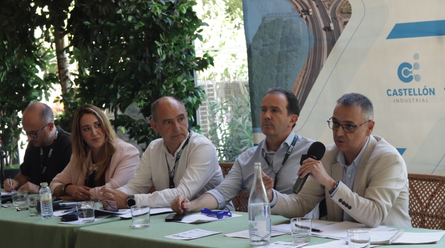 De izquierda a derecha: Jorge Ochando, gerente técnico de Rib A3; Romina Moya, gerente de Rib A3; Eugenio Sánchez, presidente de Rib A3; David Villafranca, secretario de Rib A3, y José Ángel Herández, concejal del Ayuntamiento de Riba-roja.