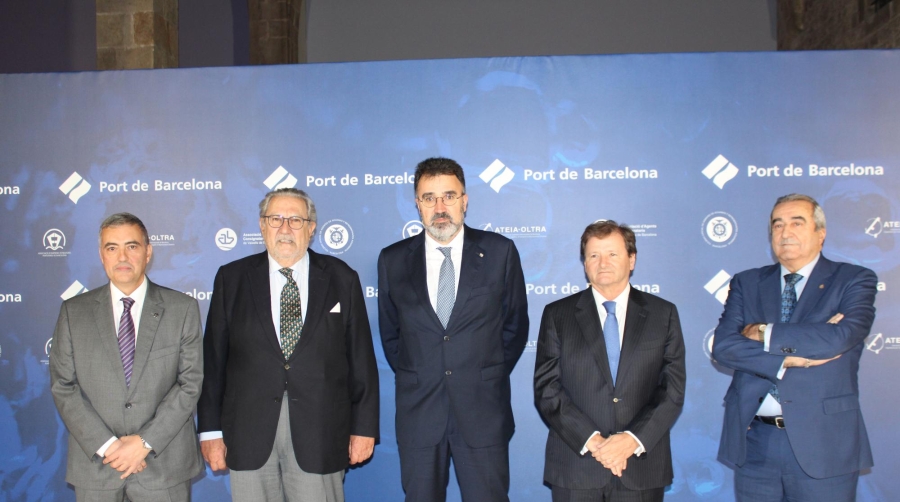 Salvador Richart, presidente de la Asociación de Agentes Consignatarios de Buques de Barcelona, Xabier Vidal, presidente de la Asociación de Empresas Estibadoras de Barcelona; Lluís Salvadó, presidente de Port de Barcelona; Antonio Llobet, presidente del Colegio Oficial de Agentes de Aduanas y Representantes Aduaneros de Barcelona; y Emili Sanz, presidente de ATEIA-OLTRA Barcelona. Foto J.P.M.