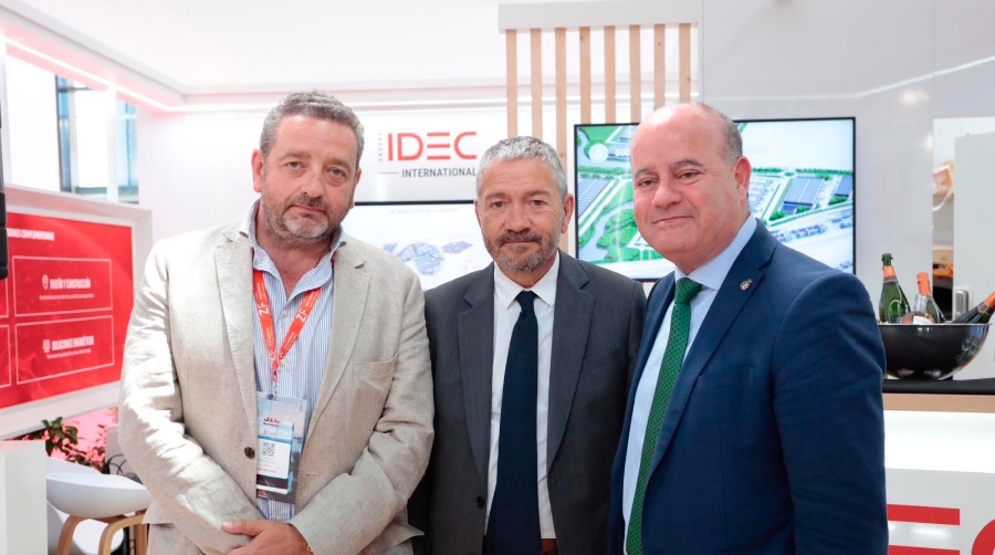 Patrice Lafargue, presidente de Groupe IDEC (centro) y Carlos Moreno de Viana-Cárdenas, presidente de Ontime Logística Integral (izquierda).