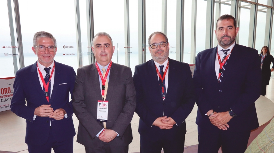 Desde la izquierda: César Díaz, presidente de la Autoridad Portuaria de Santander; Roberto Media, consejero de Fomento del Gobierno de Cantabria; José Antonio Sebastián, comisionado para el Corredor Atlántico, Daniel Berasategui, director corporativo Zona Norte de Boluda Corporación Marítima. Foto J.P.