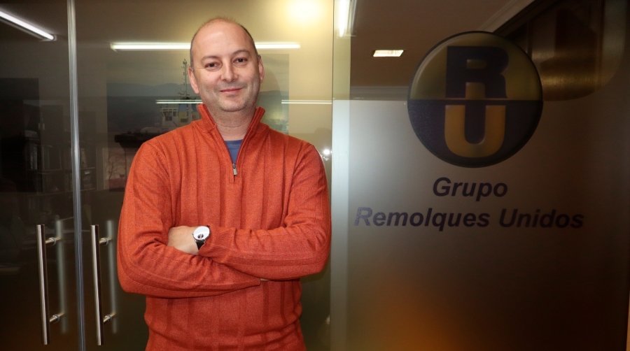 Roberto González Barcenilla es la tercera generación de la familia al frente de Remolques Unidos. Fue fundada en 1962 en Santander, donde mantiene su sede, por su abuelo, Enrique González Fernández. Foto J.P.