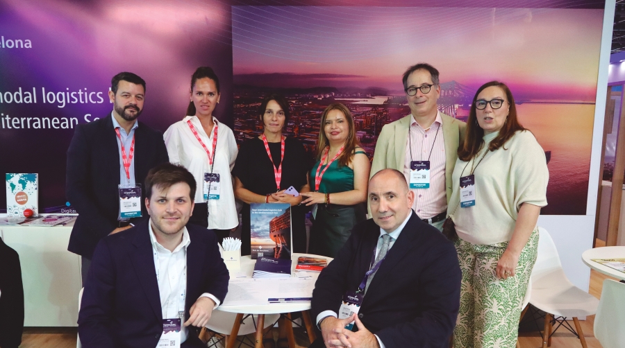 Sentados: Carles Mayol, Head Container Department del Port de Barcelona (derecha) y Eduard Moyà, Product Manager Container Division. De pie, de izquierda a derecha: Adilson Silva, de Vesta Logistic Brasil; Kateryna Seriakova, CEO Europa &amp; America de Vesta Logistic; Andrea Rivero, de Vesta Logistic Argentina; Cristina Macías, de Vesta Logistics Colombia; Hans Freixas, consejero delegado de APR (Aduanas Pujol Rubió); Maite Montero, responsable de Desarrollo de Negocio Internacional de APR. Foto J.P.