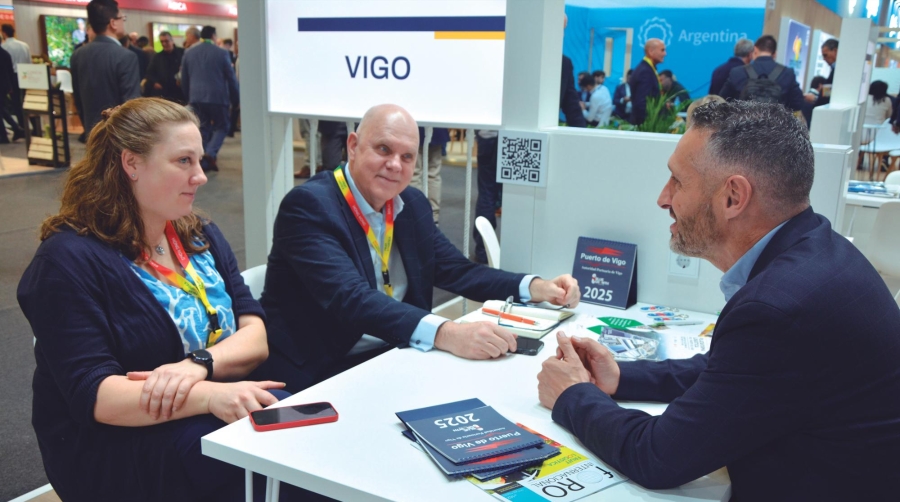 David Castro, jefe de la División de Gestión Comercial de la Autoridad Portuaria de Vigo junto a Titus J. van Lieshout, director gerente de Comarsa y Marie von Rumohr, Line Management Team Europe de MACS. Foto J.C.P