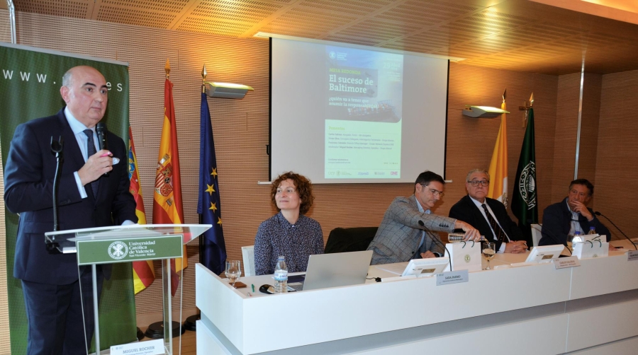 Participantes en la mesa redonda organizada por la Universidad Católica de Valencia bajo el título “El suceso de Baltimore. ¿Quién va a tener que asumir la responsabilidad?”. De izquierda a derecha: Miguel Rocher, managing director de Operplus y moderador del debate; Sara Parmo, responsable del Departamento de Operaciones de Clarksons Martankers; Carlos Salinas, abogado y socio de MA Abogados; Francisco Salvador, branch manager de Valencia de ONE; y Víctor Oltra, consejero delegado de Intersagunto Terminales. Foto R. T.