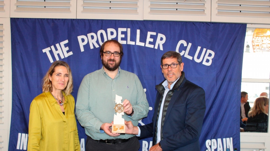 Nuria Burguera, vicepresidenta del Propeller Club de Barcelona; Enric Asunción, cofundador y CEO de Wallbox; y Gonzalo Sanchís, presidente del Propeller Club de Barcelona. Foto JCS