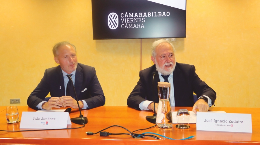 Iván Jiménez, invitado en los “Viernes de la Cámara”, con José Ignacio Zudaire, presidente de Cámara Bilbao. Foto J.P.
