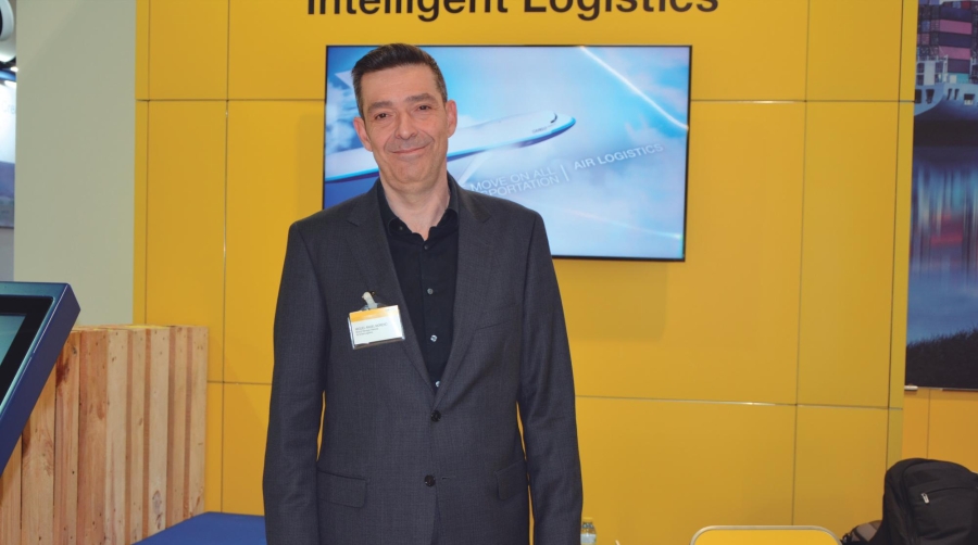 Miguel Ángel Moreno, director de la oficina de Dachser en Valencia, en el stand de la compañía en Cevisama. Foto J.C.P.