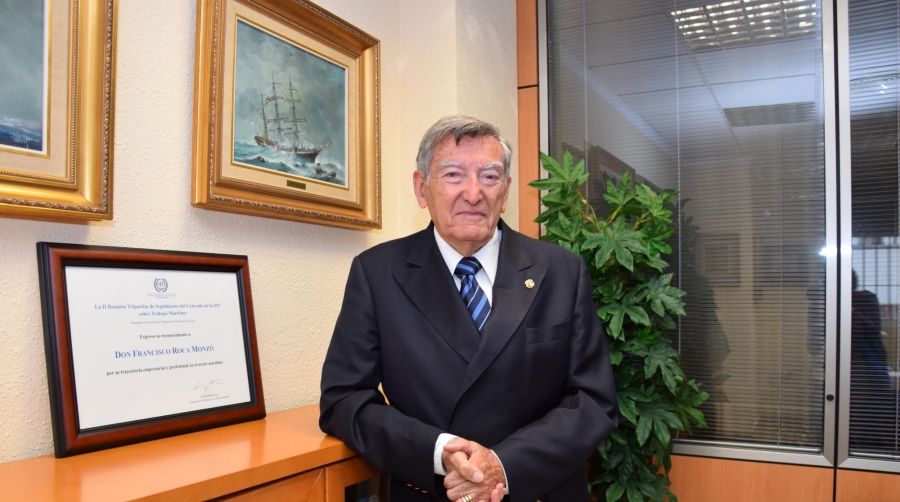 Francisco Roca Monzó ha sido reconocido por Cámara Valencia tras más de 70 años vinculado al sector portuario valenciano.