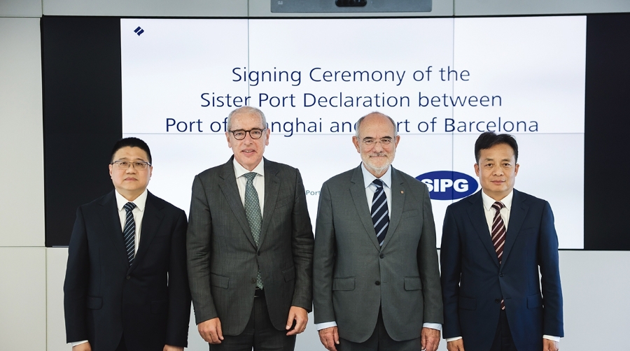 De izquierda a derecha: Xiao Hui, director general de la SMTC; José Alberto Carbonell, presidente del Port de Barcelona; Jaume Duch, conseller de Unión Europea y Acción Exterior de la Generalitat de Catalunya; y Yang ZhiYong, vicepresidente de SIPG, durante el acto de firma.