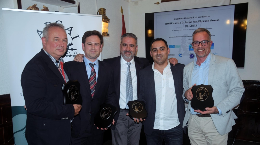 De izquierda a derecha, Francesco Mortola, director de Control System Survey; Guillermo MacPherson, CEO de MacPherson Marine Surveyors; Juan Ramón Cascallar, presidente de APCAI; Helder Veloso, de H1F; y Daniel MacPherson, presidente de Cadiz-Port. Foto M.J.