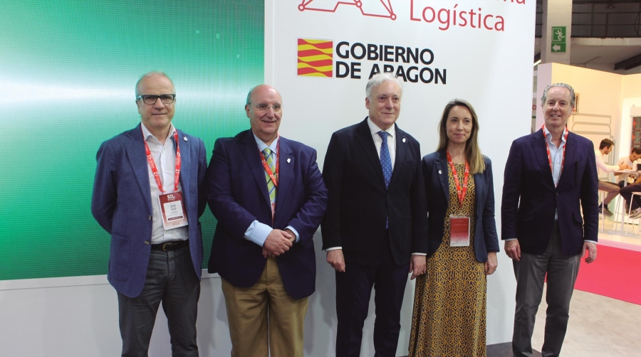 Desde la izquierda: Agustín García Inda, consejero delegado de la Corporación Empresarial Pública de Aragón; Miguel Ángel Ania ,director general de Transportes de Aragón; Octavio López, consejero de Fomento, Vivienda, Movilidad y Logística de Aragón; Raquel Campos, directora general de Planificación y Logística; Pedro Sas, gerente de Aragón Plataforma Logística. Foto J.P.