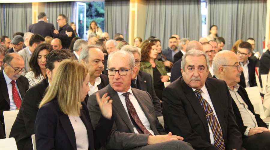 La directora del Aeropuerto de El Prat, Eva Valenzuela; el presidente de Port de Barcelona, José Alberto Carbonell; el presidente de ATEIA-OLTRA Barcelona, Emili Sanz; y el secretario de Movilidad de la Generalitat de Catalunya, Manel Nadal. Foto J.M.