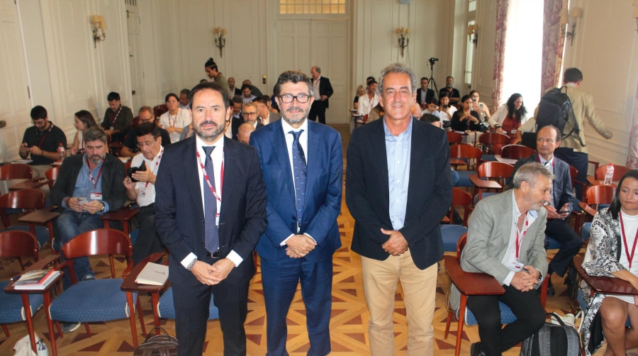 Desde la izquierda: Javier López, director del Encuentro de la UIMP y catedrático de la Universidad de Cantabria; Álvaro Rodríguez Dapena, presidente de Puertos del Estado; Francisco Martín, presidente de la Autoridad Portuaria de Santander. Foto J.P.