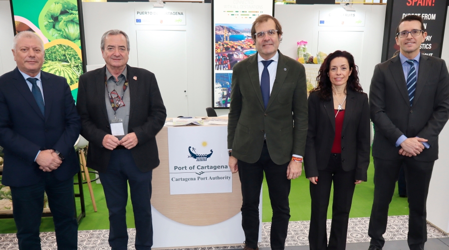 José Antonio Cánovas (Terminal Marítima de Cartagena), Joaquín Gómez Carrasco (APOEXPA), Pedro Pablo Hernández (AP de Cartagena), Hortensia Sánchez (AP de Cartagena), y Sergio Conesa (Erhardt Mediterráneo). Foto J. P.