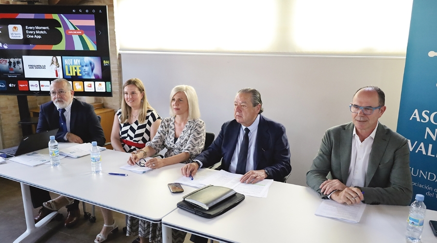 Antonio Crespo, secretario de la ANV; Paula Casais, gerente; Verónica González (en sustitución de Ignacio Ballester, presidente del Comité Ejecutivo de Empresas Consignatarias de la ANV); Vicente boluda, presidente de la ANV; y Gustavo Ferrer, presidente del Comité Ejecutivo de Empresas Estibadoras de la ANV. Foto R. T.