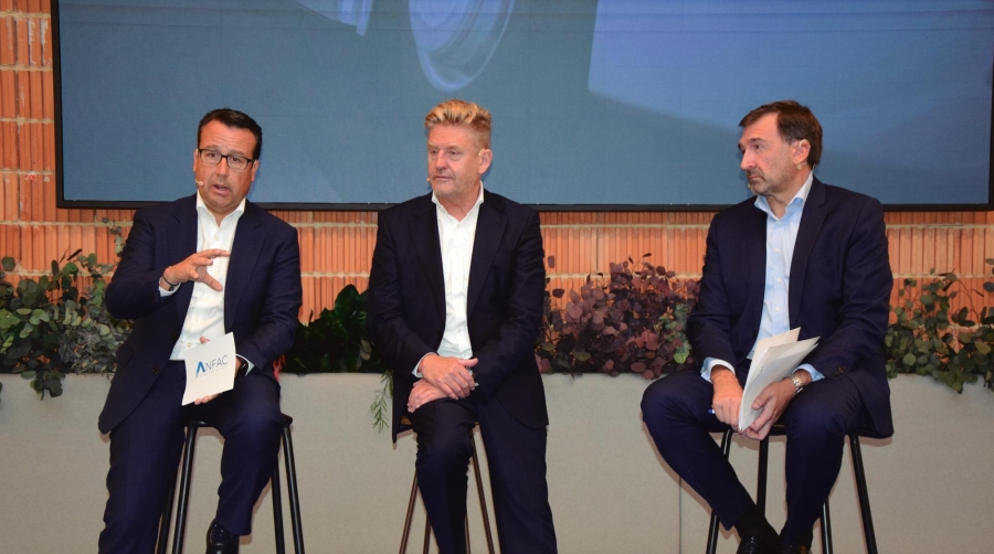 Desde la izquierda, Ángel Rodríguez-Lagunilla, presidente de Iveco España y Chief Manufacturing Officer IVG; Wayne Griffiths, presidente de ANFAC; y José López-Tafall, director general de la Asociación, esta mañana durante la rueda de prensa. Foto B.C.