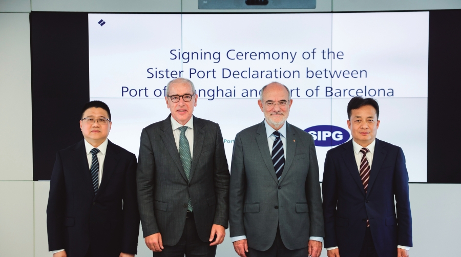 Xiao Hui, director general de la SMTC; José Alberto Carbonell, presidente del Port de Barcelona; Jaume Duch, consejero de Unión Europea y Acción Exterior de la Generalitat de Catalunya; i Yang ZhiYong, vicepresidente de SIPG, en el acto de firma del acuerdo.