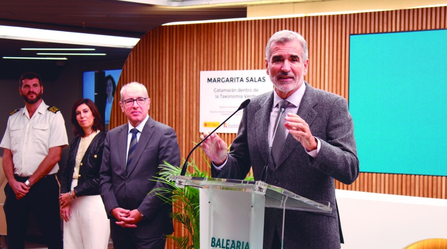 De izquierda a derecha: El capitán del buque Margarita Salas; Lucía Viñuela, presidenta de la Fundación Margarita Salas; José Alberto Carbonell, presidente de Port de Barcelona y Adolfo Utor, presidente de Baleària, durante el acto de presentación del fast ferry ecoeficiente “Margarita Salas” de Baleària. Foto C.C.