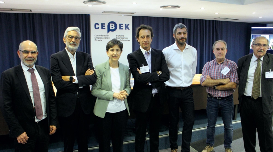 Desde la izquierda: Asier Varona, director gerente de Servicios Intermodales Bilbaoport (SIBPort); Juan Diego Pedrero, presidente ejecutivo de AEFP (Asociación de Empresas Ferroviarias Privadas); Inmaculada Ugarteche , directora de UniportBilbao; Jon Zubia, director gerente de Tecniruta-Concisa; Jorge Rodríguez, secretario técnico de ATEIA-Bizkaia-OLT; Javier Galarza, secretario técnico de ATEIA-Gipuzkoa-OLT; José Luis Grijalvo, presidente de Giport. Foto J.P.