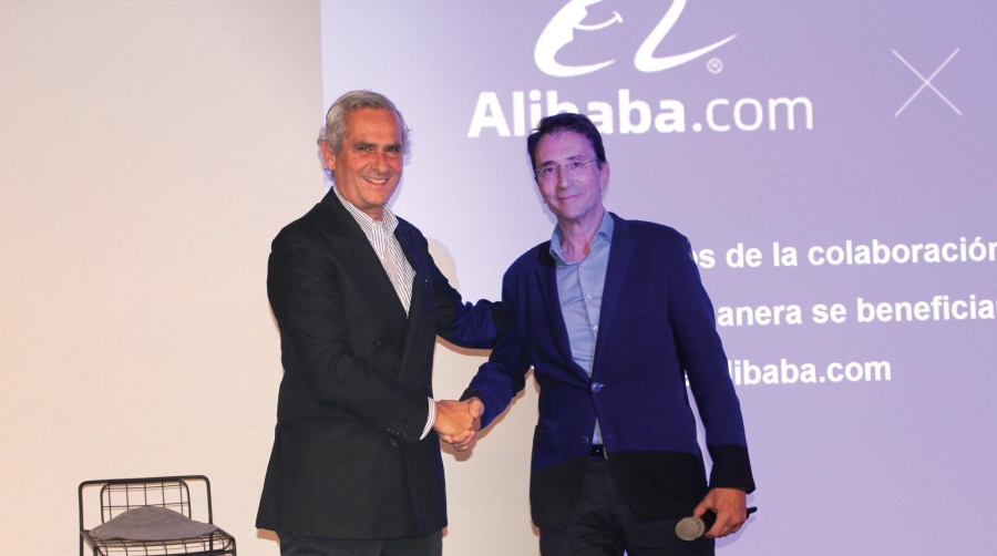 Rodrigo Cipriani, director general de Alibaba Group para el sur de Europa; y Miguel Borrás, director general de DHL Express España, ayer durante el acto de presentación de su alianza. Foto B.C.